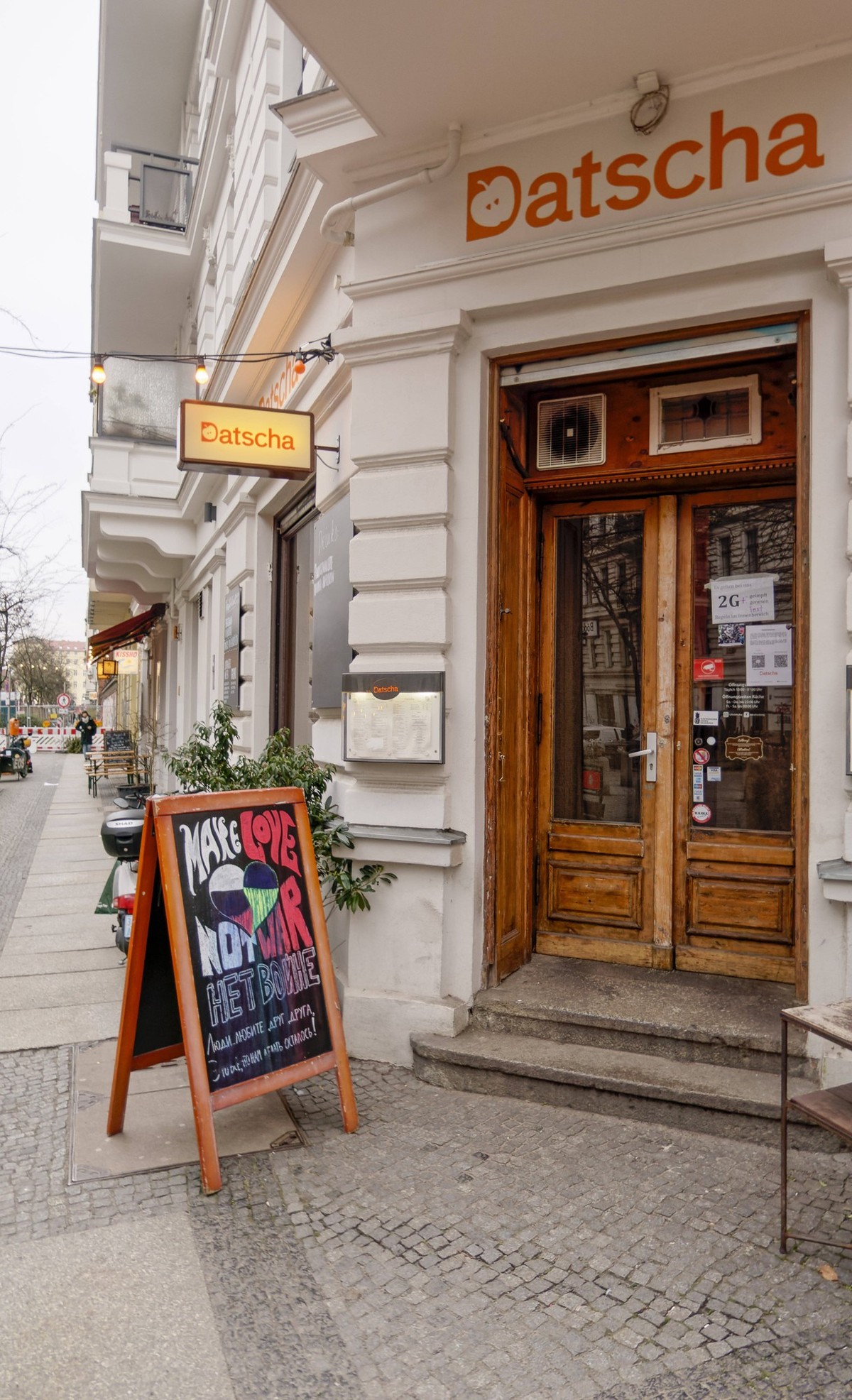Russisches Lokal Datscha in Kreuzberg. Schild Make Love not War , Graefestrasse , Berlin . Russisches Lokal Datscha in Kreuzberg. Schild Make Love not War , Graefestrasse , Berlin . Das Datsche Team p ...