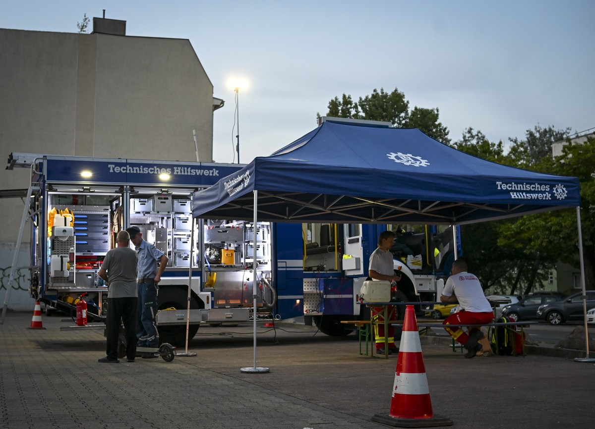09.09.2025, Berlin: In der Grünauer Straße, die komplett ohne Strom ist, bietet das Technische Hilfswerk (THW) eine Anlaufstelle für die Bürger an. Hier können Smartphones und Laptops geladen werden.  ...