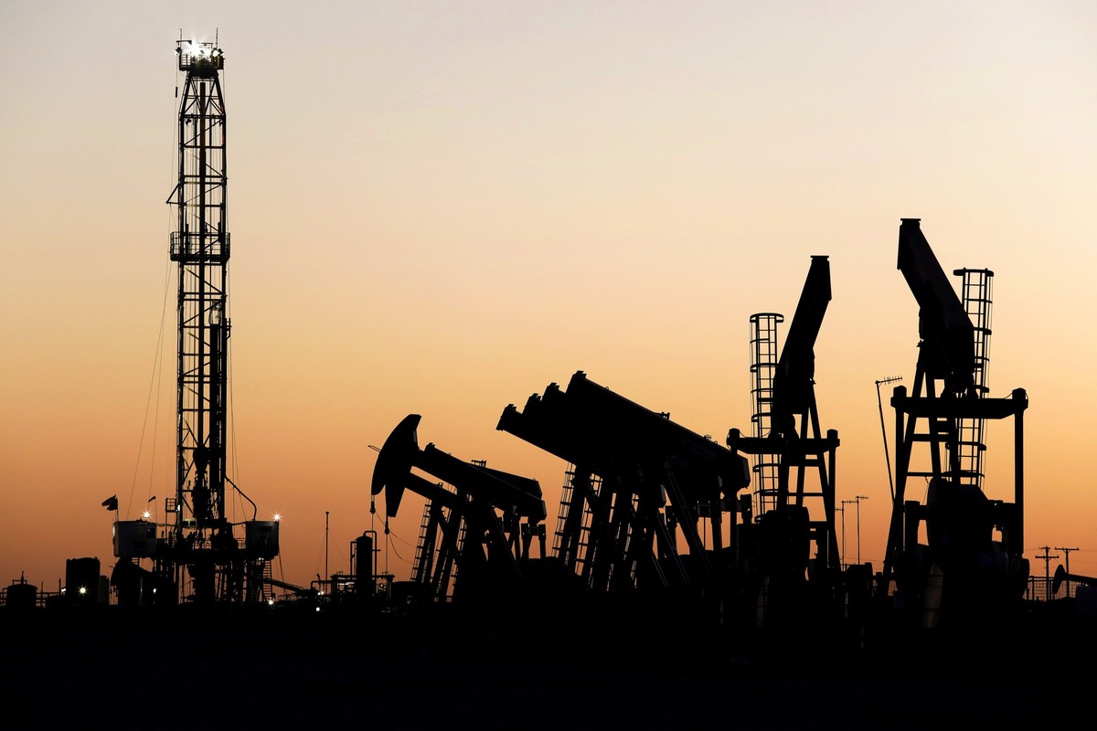 ARCHIV - 25.04.2020, USA, Odessa: Eine �lbohrplattform steht am Ende einer Reihe von Pumpen kurz nach Sonnenuntergang. Die weltweit geplanten F�rdermengen an Kohle, �l und Gas �bersteigen weiterhin de ...