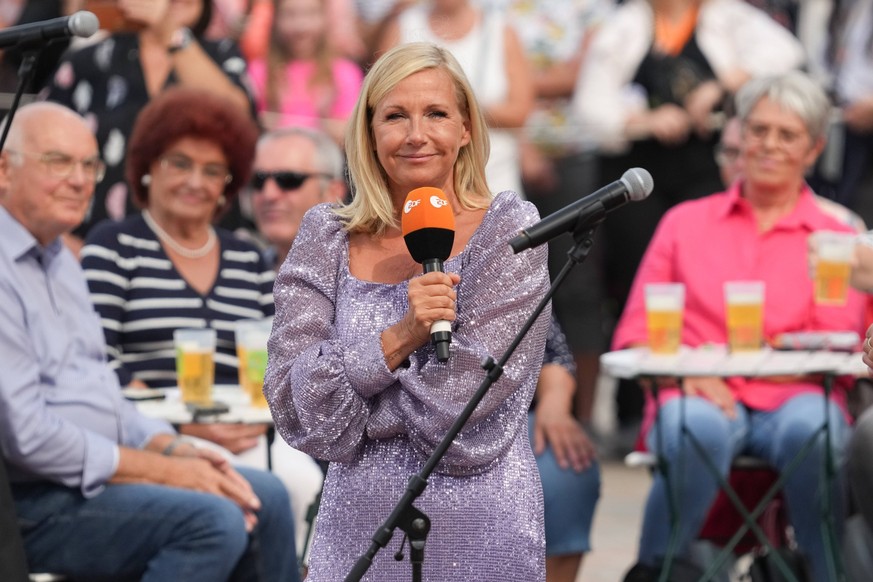 ZDF - Fernsehengarten Andrea Kiewel allo spettacolo di intrattenimento ZDF Fernsehengarten il 27 agosto 2023 a Magonza.  TV Park Mainz ZDF Renania-Palatinato *** TV Park ZDF Andrea Kewell nel centro ricreativo…