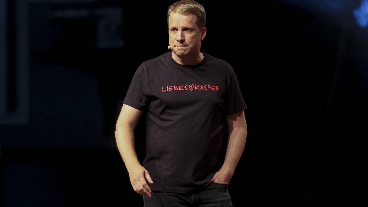 Oliver Pocher steht auf der Buehne und praesentiert sein Programm, Der Liebeskasper, Oliver Pocher, Friedrich-Ebert-Halle, 12.05.2024, Ludwigshafen, Deutschland. *** Oliver Pocher is on stage and pres ...