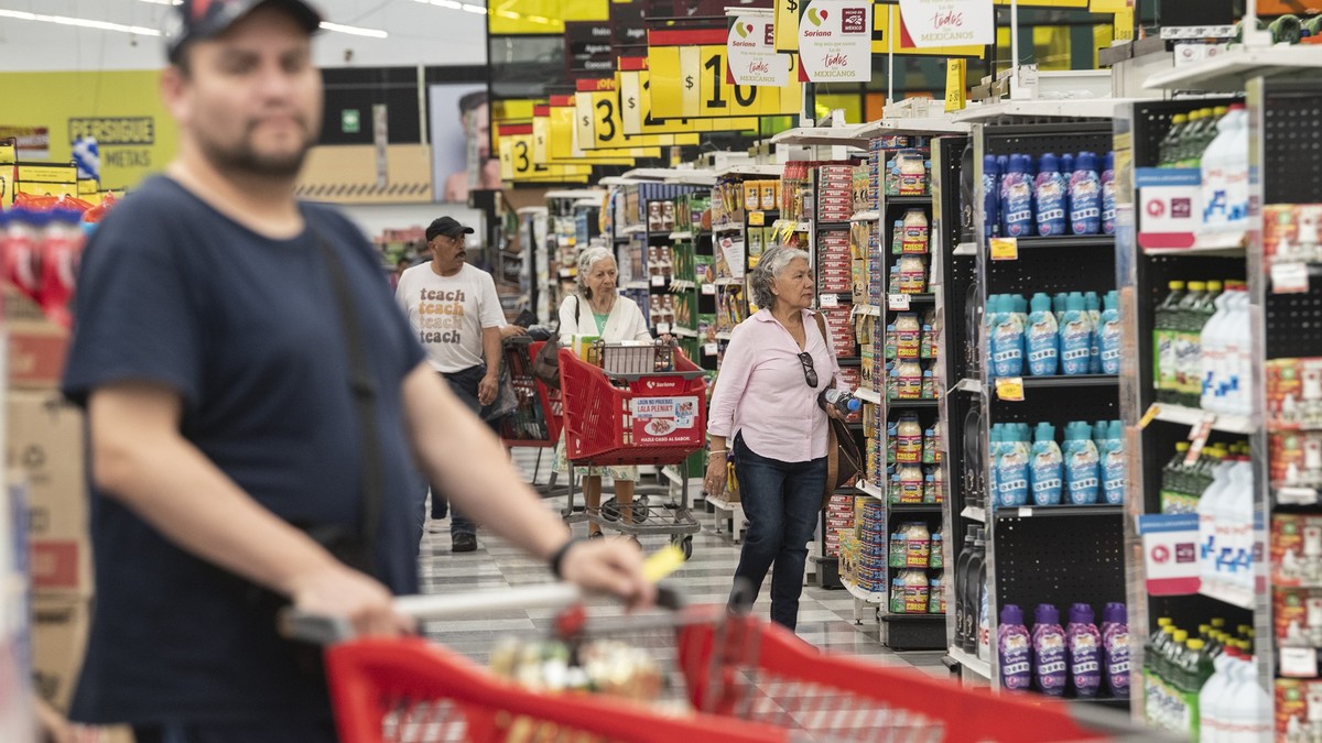 07.03.2025, USA, Mexiko-Stadt: Kunden kaufen in einem Supermarkt ein. Der mexikanische Wirtschaftsminister gab den Startschuss für eine Kampagne zur Förderung mexikanischer Produkte in Selbstbedienung ...
