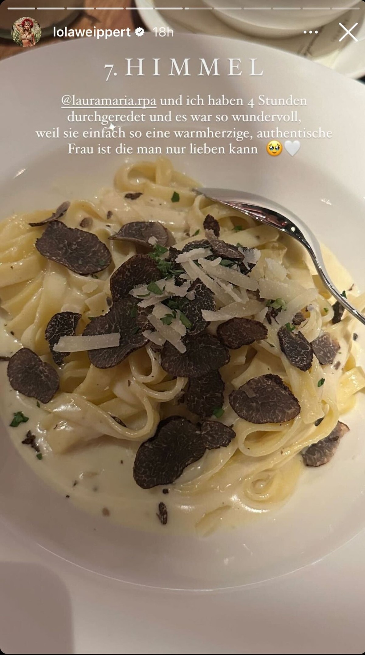 Lola Weippert schwärmt nach einem Abendessen von ihrer Freundin.