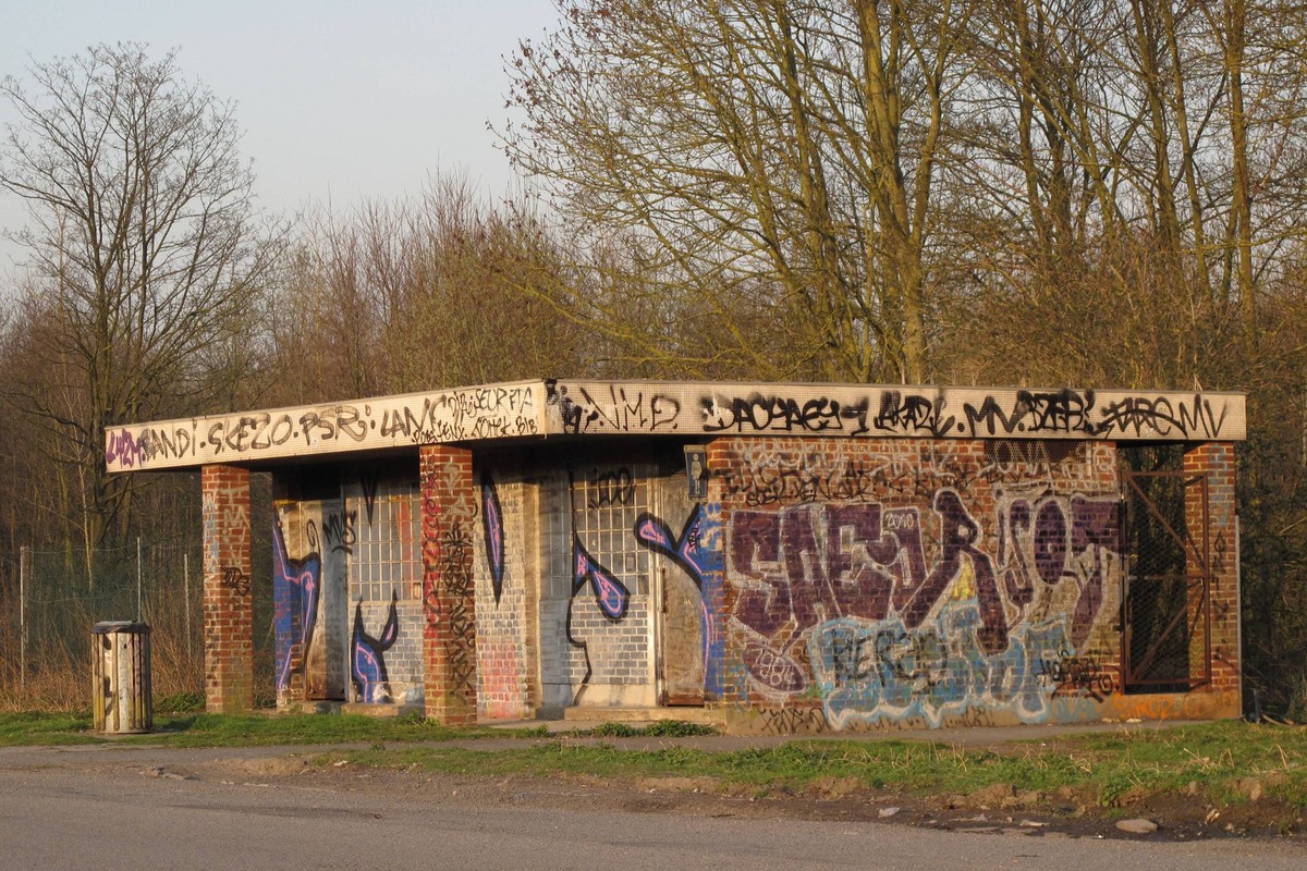 Bildnummer: 55250434 Datum: 22.03.2011 Copyright: imago/Sebastian Geisler
Graffiti verschmiertes Toilettenhaus (WC) auf einem Rastplatz (Raststätte, Autobahnparkplatz), Frankreich Gesellschaft Vandali ...