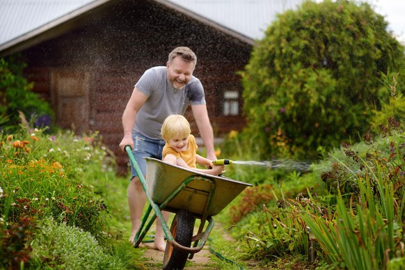 Da macht die Gartenarbeit Spaß! Und dabei sind es vor allem die ganz kleinen Helfer, die deinen Garten schön und vielfältig machen!