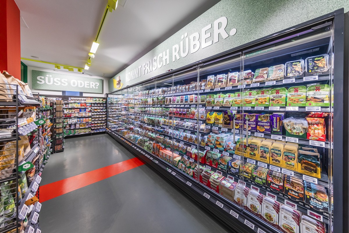 Die Auswahl an veganen Fleischersatz-Produkten des neuen REWE voll pflanzlich in Berlin Friedrichshain ist riesig.