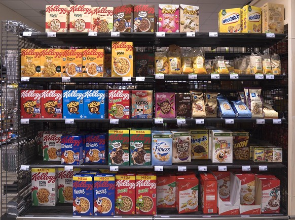 Regal mit verschiedenen Cerealien in einem Supermarkt, Bayern, Deutschland, Europa *** Shelf with various Cereals in a Supermarket, Bavaria, Germany, Europe Copyright: imageBROKER/HelmutxMeyerxzurxCap ...
