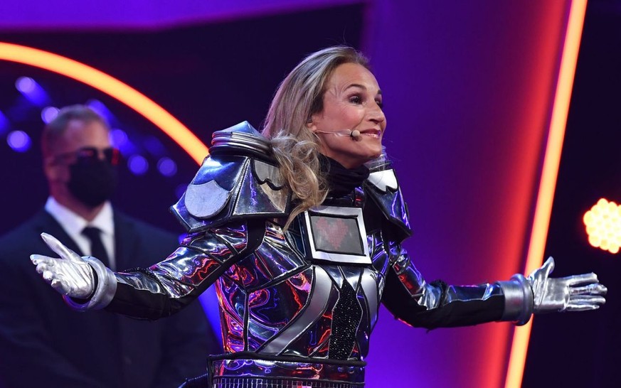 Surprise! Im Roboter-Kostüm steckte tatsächlich Schauspielerin und Moderatorin Caroline Beil.