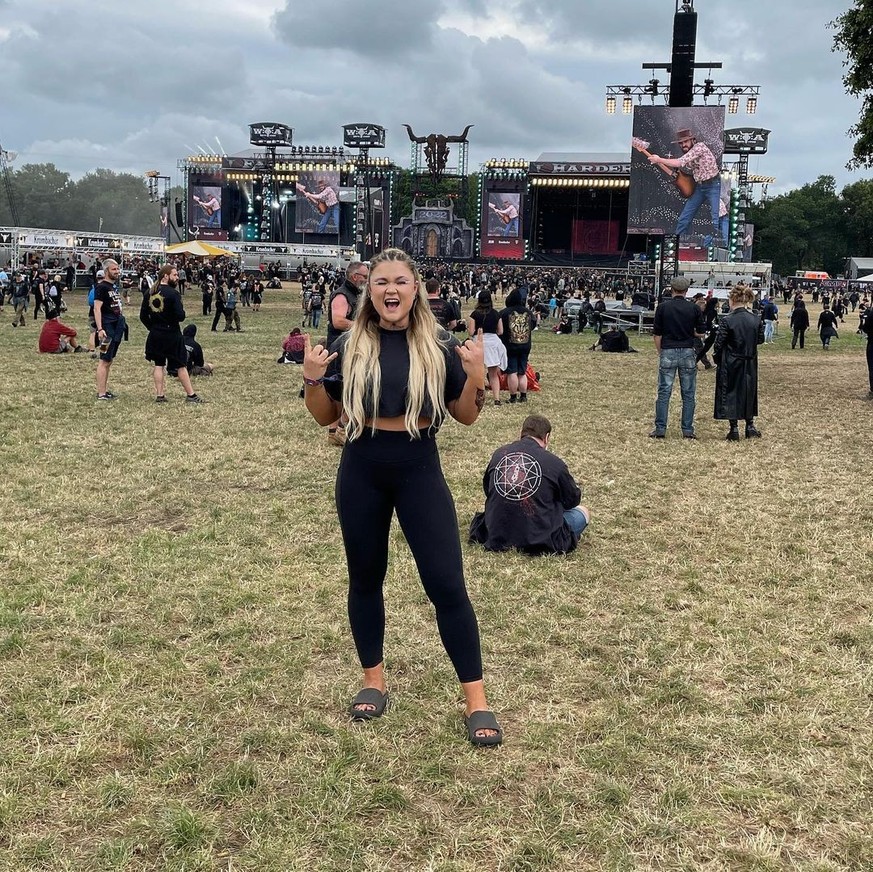 Fitness-Influencerin Sophia Thiel besuchte das diesjährige Wacken-Festival.