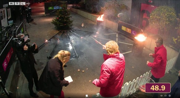 Die Lunten brennen auf den Weihnachtsbaum zu, die Kandidaten sollen sie mit Wasserbomben löschen.