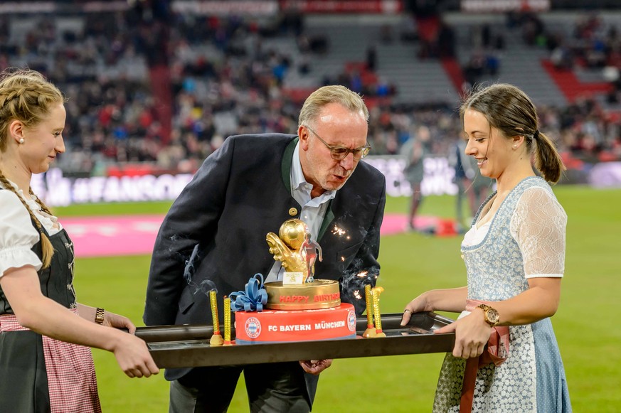 Sport Themen der Woche KW39 Sport Bilder des Tages Muenchen, Deutschland 25.09.2018, 1. Bundesliga, 5. Spieltag, FC Bayern Muenchen - FC Augsburg, Geschaeftsfuehrer Karl-Heinz Rummenigge (FCB) pustet  ...