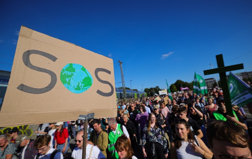 15.09.2023, Hamburg: Menschen in einem Protestzug der Klimaschutzbewegung Fridays for Future gehen durch die Innenstadt. Mit mehr als 200 Demonstrationen und Kundgebungen in ganz Deutschland möchte di ...