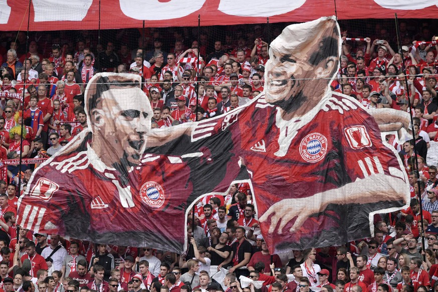 18.05.2019, Fussball 1. Bundesliga 2018/2019, 34. Spieltag, FC Bayern M�nchen - Eintracht Frankfurt, in der Allianz-Arena M�nchen. Franck Ribery (FC Bayern M�nchen) und Arjen Robben (FC Bayern M�nchen ...