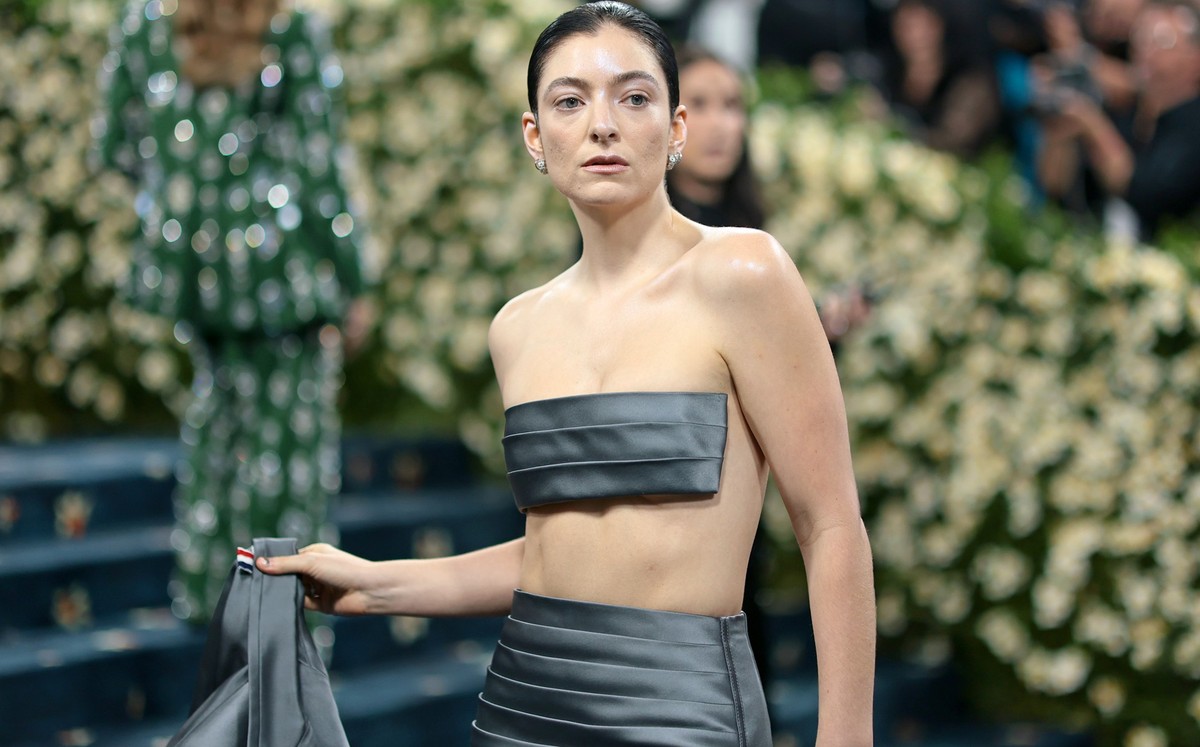 NEW YORK, NEW YORK - MAY 05: Lorde attends the 2025 Met Gala Celebrating &quot;Superfine: Tailoring Black Style&quot; at Metropolitan Museum of Art on May 05, 2025 in New York City. (Photo by Dimitrio ...