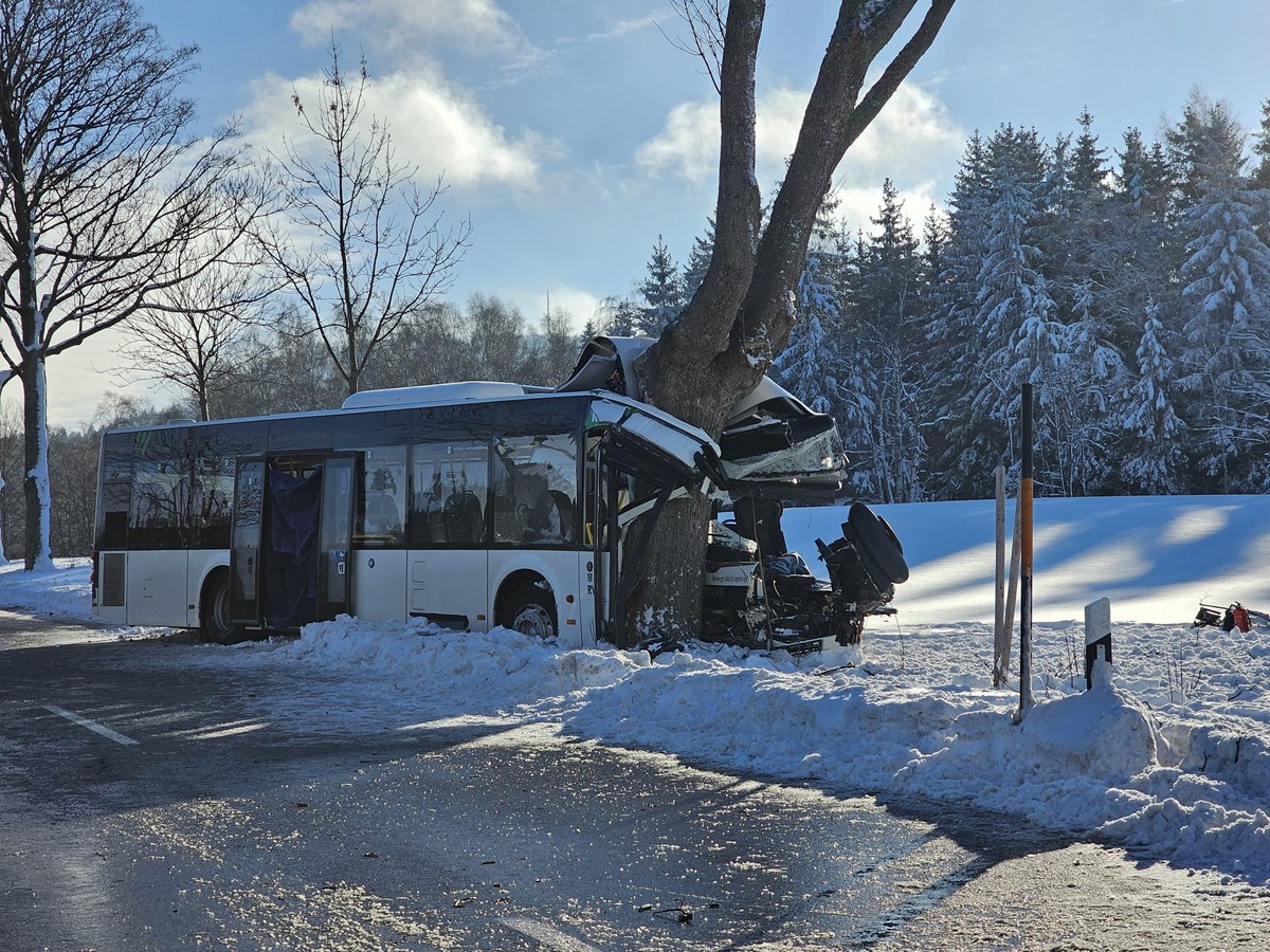 05.12.2023, Sachsen, Sehmatal-Cranzahl: Ein zerst�rter Schulbus steht nach der Kollision mit einem Streufahrzeug am Stra�enrand. Bei dem Unfall im Erzgebirge ist ein Kind get�tet worden. Mindestens ze ...