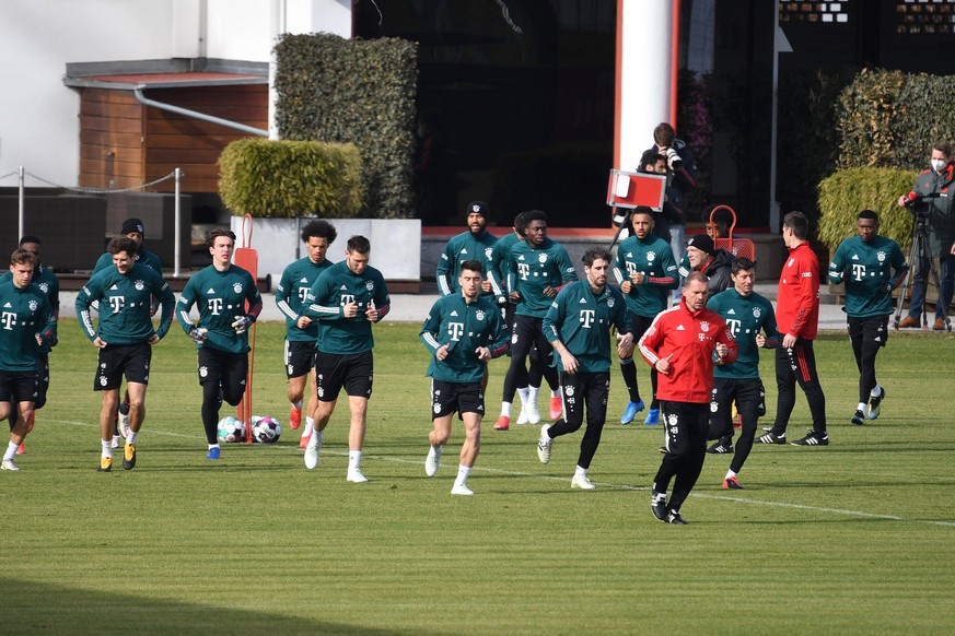 Training mit u.a.Leon GORETZKA Bayern Muenchen, Leroy SANE Bayern Muenchen,Niklas SUELE Bayern Muenchen, Marc ROCA Bayern Muenchen, Javi Javier MARTINEZ Bayern Muenchen. Robert LEWANDOWSKI Bayern Muen ...