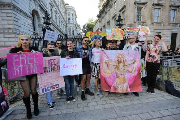 September 29, 2021, London, England, United Kingdom: FreeBritney activists stage a protest in central London calling the conservatorship over pop star Britney Spears to be lifted as the verdict is exp ...