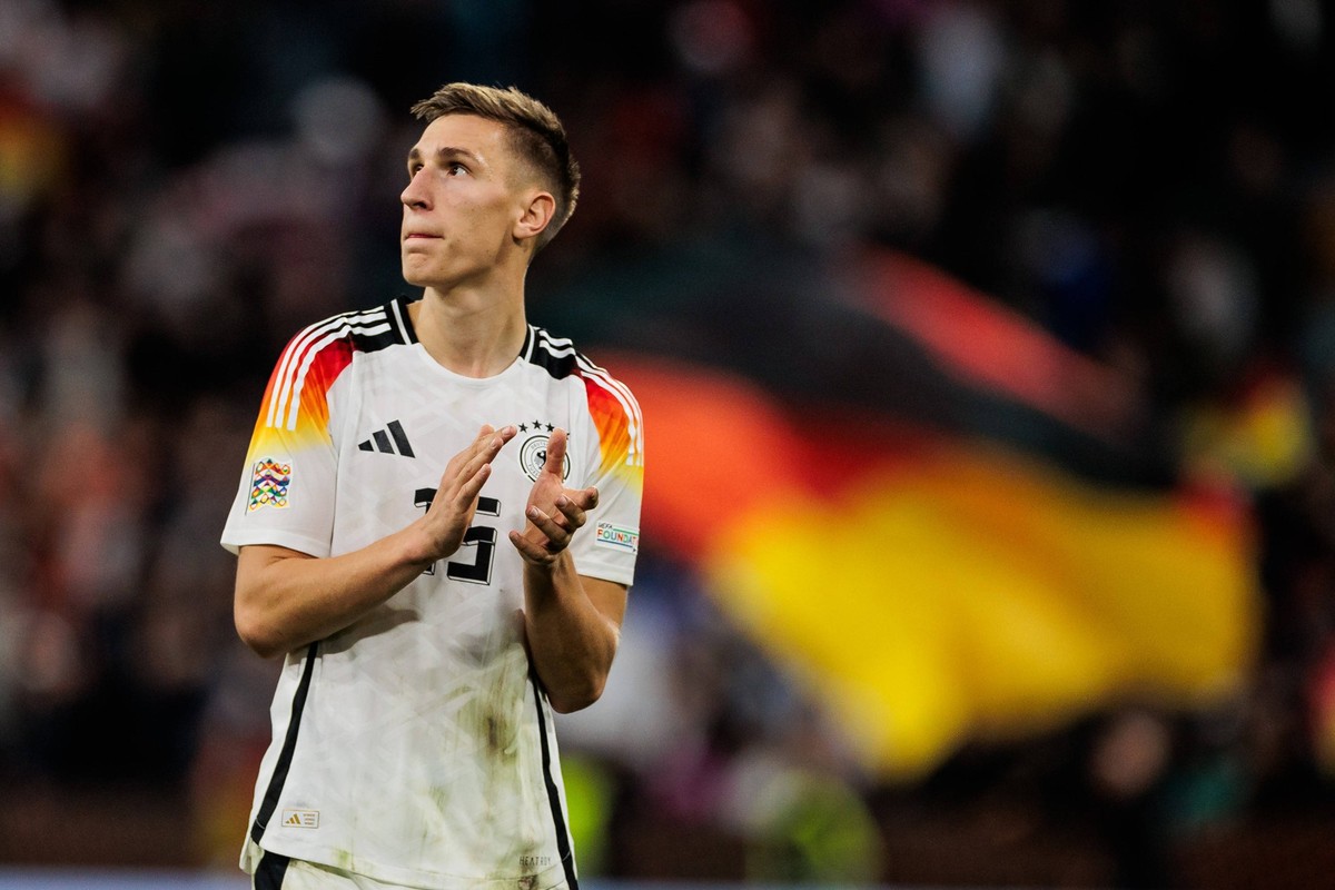 UEFA Nations League: Deutschland - Niederlande 14.10.2024 Nico Schlotterbeck Deutschland, 15 applaudiert Richtung Fans UEFA Nations League: Deutschland - Niederlande, M�nchen, Allianz Arena am 14.10.2 ...