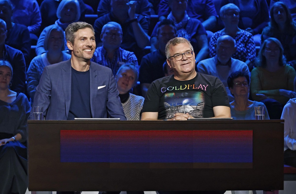 ARD WER WEISS DENN SOWAS? FOLGE 1188, &quot;Ingo Zamperoni und Hannah Emde&quot;, am Montag (04.11.24) um 18:00 Uhr im ERSTEN.
Rateteam-Kapitän Elton (r.) mit &quot;Tagesthemen&quot;-Moderator Ingo Za ...