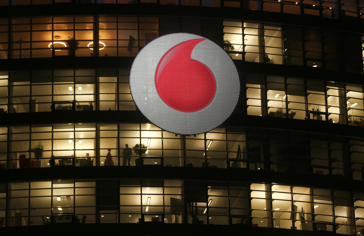 ARCHIV - 31.01.2017, Nordrhein-Westfalen, Düsseldorf: Das Logo an der Unternehmenszentrale von Vodafone GmbH. (zu dpa «Vodafone will weltweit 11 000 Stellen abbauen - 1300 in Deutschland») Foto: pictu ...