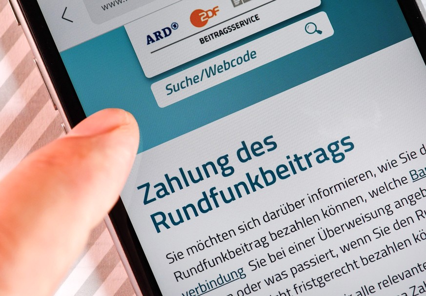 ARCHIV - 17.07.2018, Berlin: Auf einem Smartphone ist eine Website zur Information