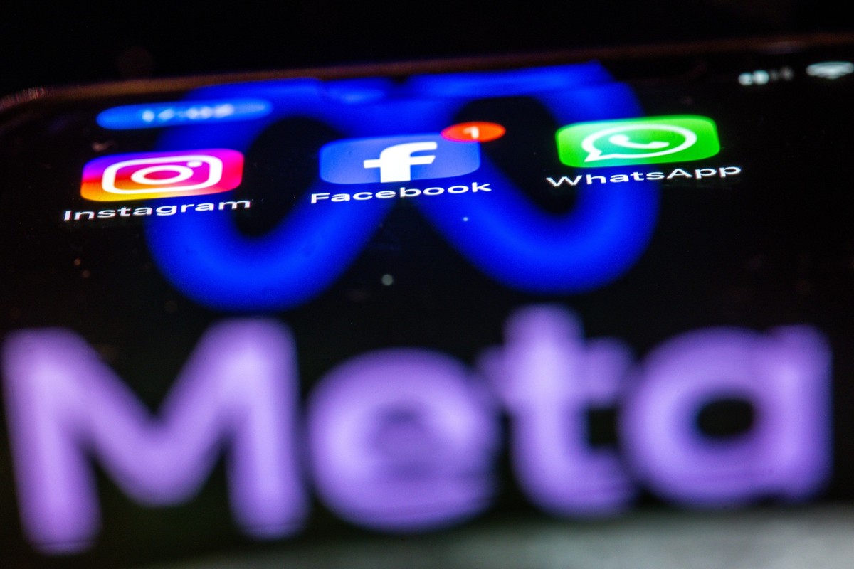 ILLUSTRATION - 16.05.2024, Mecklenburg-Vorpommern, Schwerin: ILLUSTRATION - Die Apps Instagram, Facebook und WhatsApp sind auf dem Display eines Smartphones zu sehen, indem sich das Logo des Internetk ...
