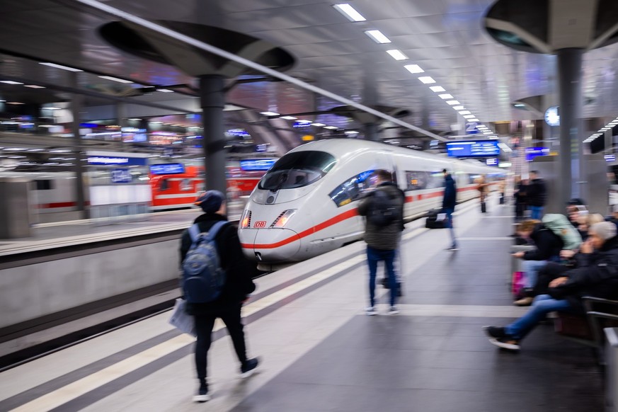 23.11.2023, Berlin: Ein ICE fährt am Berliner Hauptbahnhof ab. Aktuell läuft die zweite Runde der Tarifverhandlungen zwischen der Deutschen Bahn und der GDL. In der Tarifauseinandersetzung sind die Fr ...