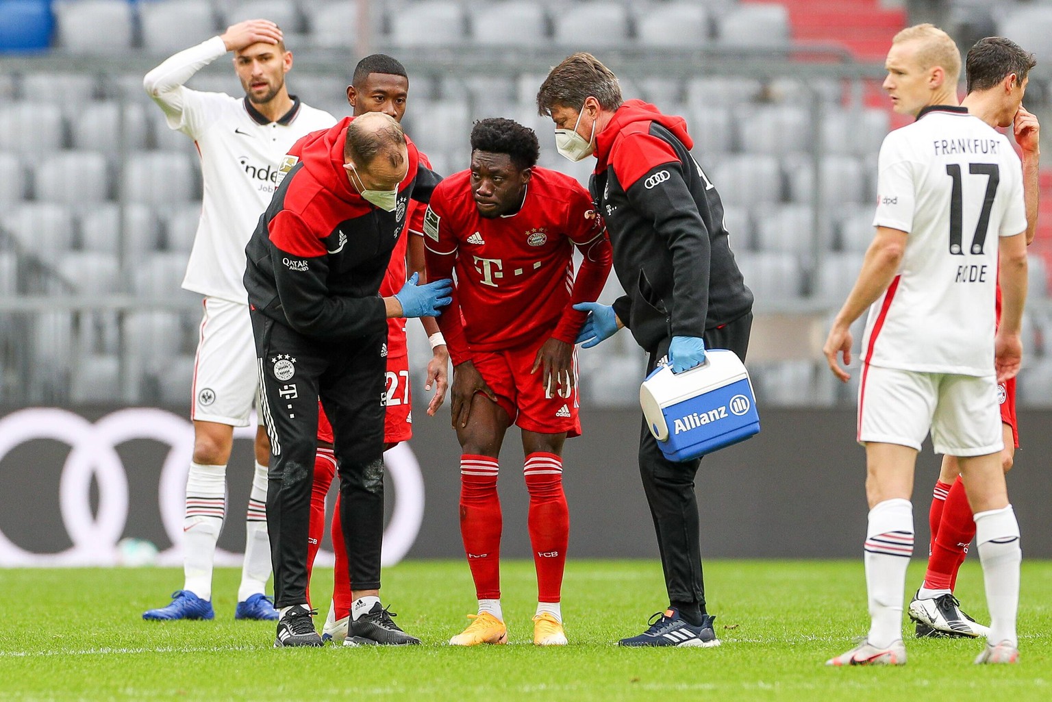 FC Bayern Muenchen vs. Eintracht Frankfurt, 1. Bundesliga, 24.10.2020 Alphonso Davies 19 FC Bayern Muenchen liegt verletzt am Boden und wird behandelt, FC Bayern Muenchen vs. Eintracht Frankfurt, 1. B ...