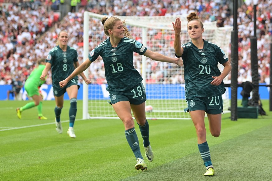 31.07.2022, Großbritannien, London: Fußball, Frauen, EM 2022, England - Deutschland, Finale, Wembley Stadion: Deutschlands Lina Magull (r) jubelt mit Deutschlands Sydney Lohmann (l) und Deutschlands T ...