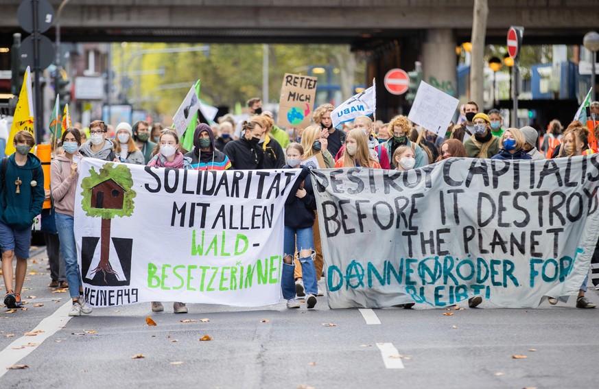 Aktivisten gehen beim sechsten globalen Klimastreik von Fridays for Future (FFF) über die Kölner Ringe und halten ein Banner mit der Aufschrift &quot;Solidarität mit allen Waldbesetzerinnen&quot; und  ...