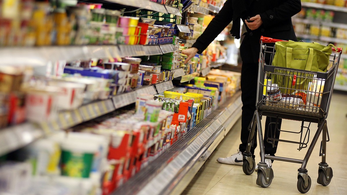 ARCHIV - 12.02.2012, Nordrhein-Westfalen, Köln: Ein Kunde bedient sich im Supermarkt-Regal. (zu dpa: «Mehrheit will bei Zollstreit US-Produkte boykottieren») Foto: Oliver Berg/dpa +++ dpa-Bildfunk +++