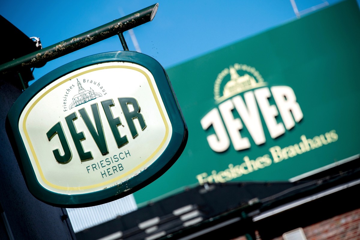 ARCHIV - 29.03.2021, Niedersachsen, Jever: Eine Leuchtreklame der Biermarke «Jever» hängt vor dem Friesischen Brauhaus zu Jever im Stadtzentrum. Eine ungewisse Pandemie-Entwicklung, steigende Produkti ...
