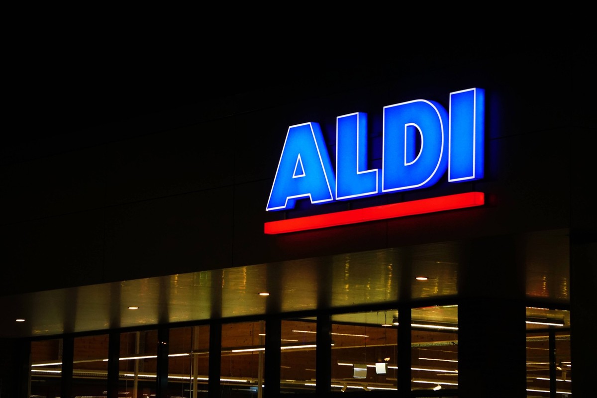 ALDI - Leuchtreklame in der Nacht *** ALDI illuminated advertising in the Night 1131601439