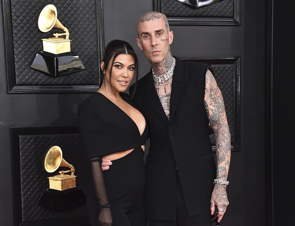 ARCHIV - 03.04.2022, USA, Las Vegas: Kourtney Kardashian (l), US-Reality-Star, und Travis Barker, US-Musiker, kommen zur 64. j�hrlichen Grammy-Verleihung in der MGM Grand Garden Arena. Wegen einer �dr ...