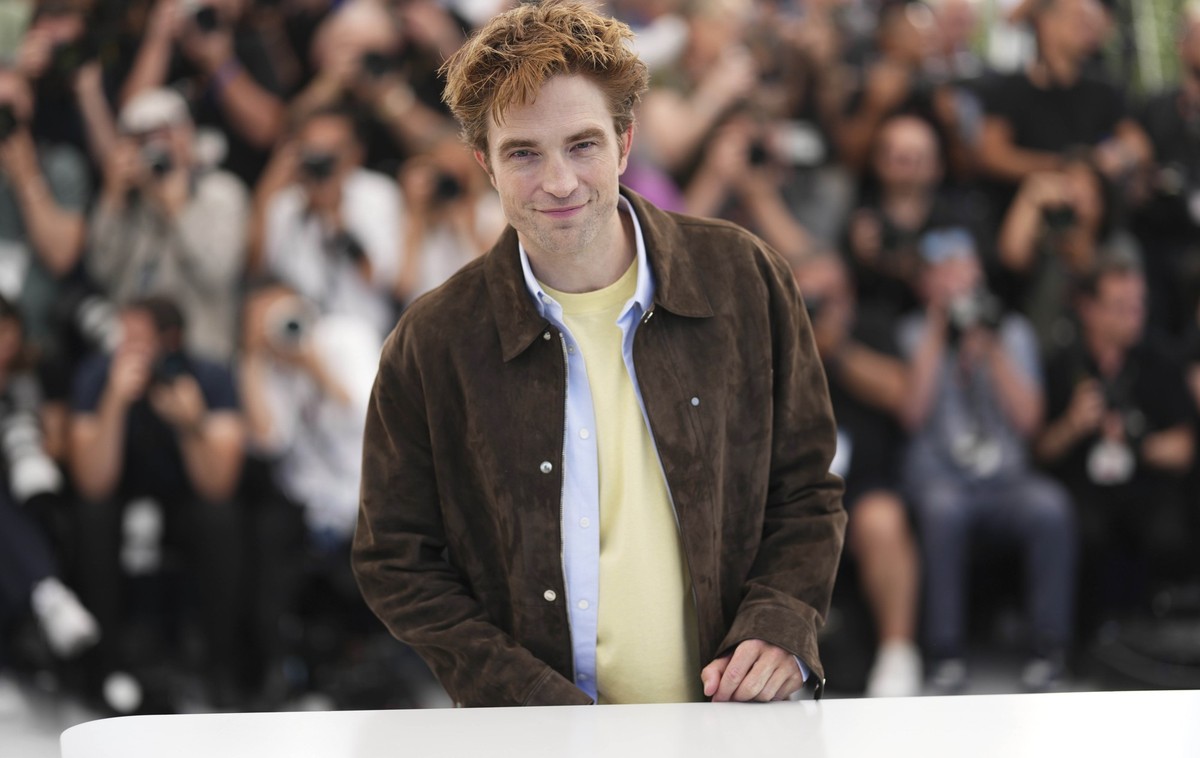 18.05.2025, Frankreich, Cannes: Der britische Schauspieler Robert Pattinson posiert für die Fotografen beim Fototermin für den Film &quot;Die, My Love&quot; auf den 78. Internationalen Filmfestspielen ...