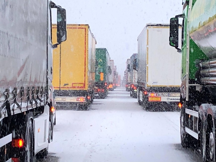 220126 Schneechaos A 4. Schon wieder Schneechaos in Deutschland. Nachdem die letzten Tage Westdeutschland betroffen gewesen ist, erwischte es diesmal Thüringen. Auf den Autobahnen ging seit den Morgen ...