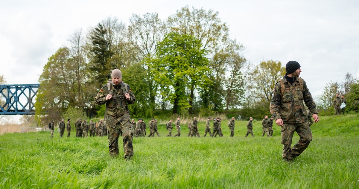 25.04.2024, Niedersachsen, Burweg: Soldaten der Bundeswehr durchsuchen das Ufer unweit der Oste. Der sechs Jahre alte Arian aus Elm im Landkreis Rotenburg (W�mme) bleibt auch am vierten Tag in Folge v ...