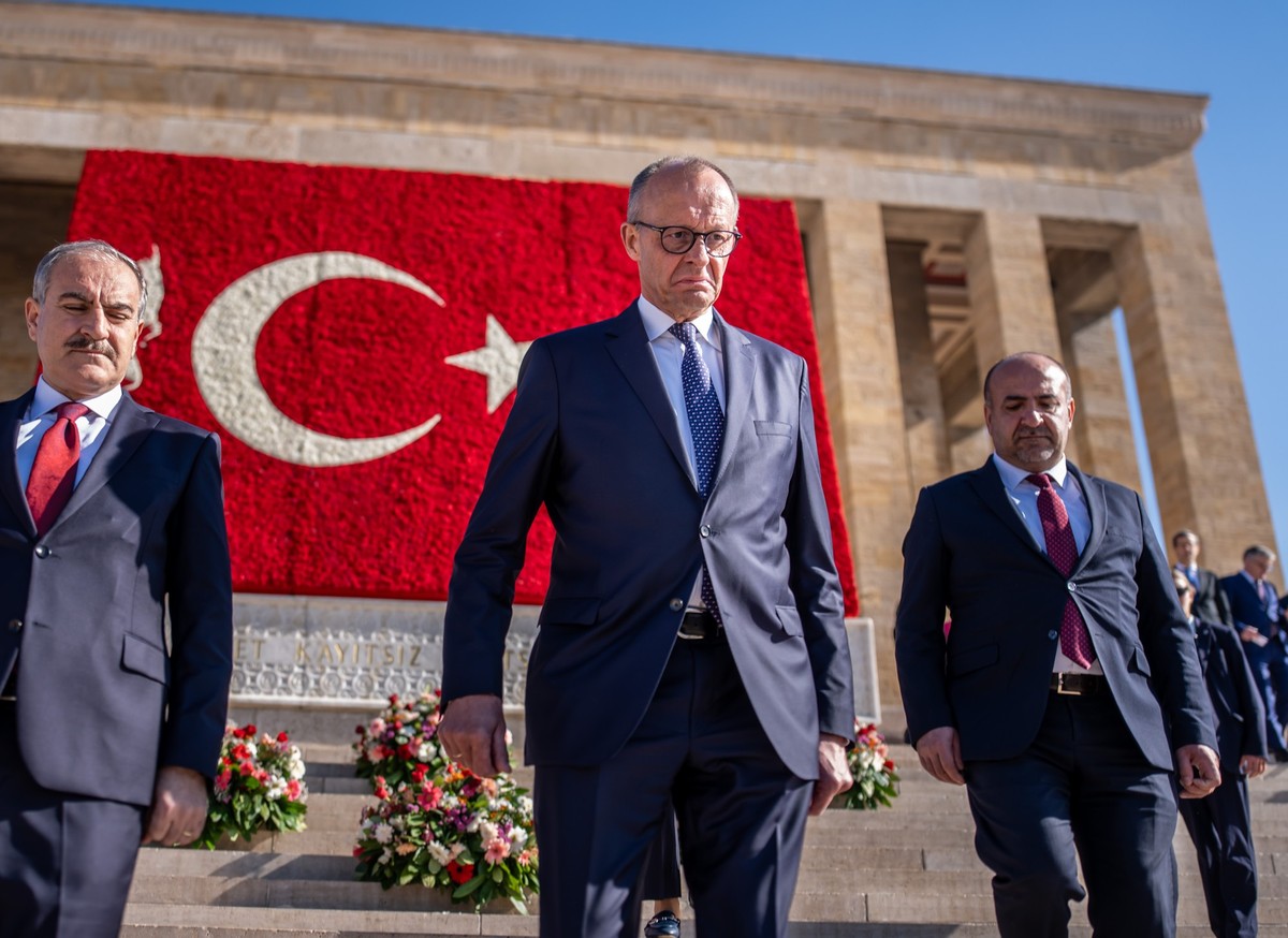 30.10.2025, Türkei, Ankara: Bundeskanzler Friedrich Merz (CDU) nimmt an der Kranzniederlegung am Atatürk-Mausoleum teil. Merz hält sich zu seinem Antrittsbesuch in der Türkei auf und trifft dabei auch ...
