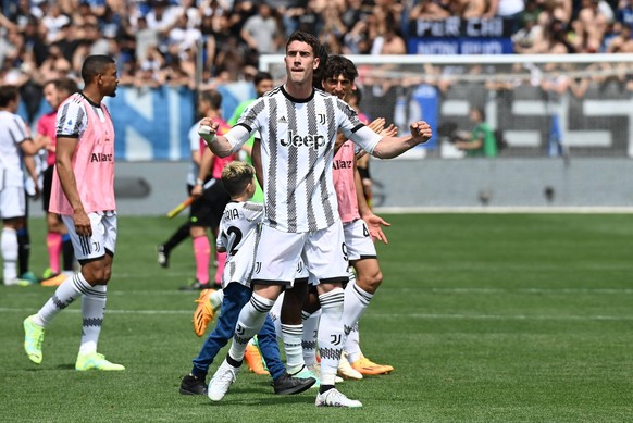 Dusan Vlahovic Juventus Fc celebrate the victory during Atalanta BC vs Juventus FC, italian soccer Serie A match in Bergamo, Italy, May 07 2023 PUBLICATIONxNOTxINxITA Copyright: xGianlucaxRicci/LiveMe ...