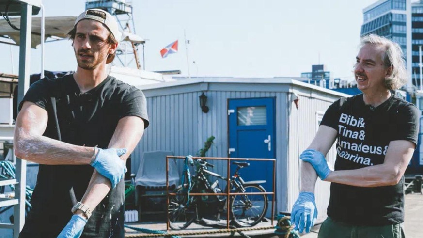 Olli Schulz und Fynn Kliemann wurden für eine Netflix-Doku bei der Renovierung ihres Hausboots begleitet.