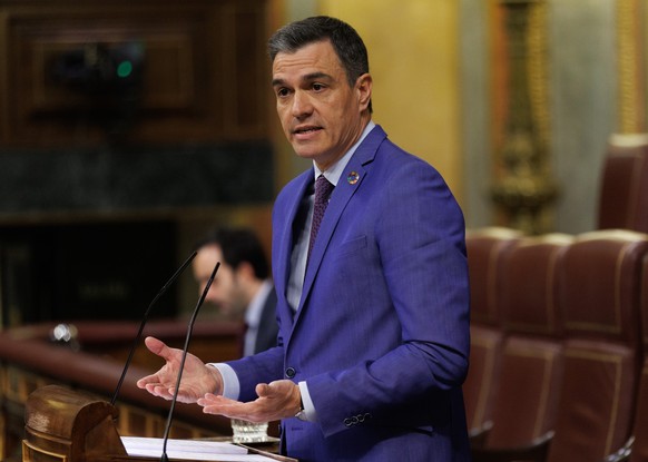 ARCHIV - 21.03.2023, Spanien, Madrid: Pedro Sanchez, Ministerpräsident von Spanien, spricht während einer Debatte über einen Misstrauensantrag im Abgeordnetenhaus. Sánchez hat nach der schweren Nieder ...