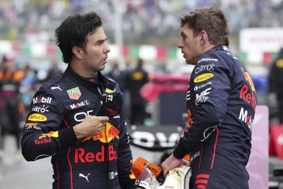 ARCHIV - 09.10.2022, Japan, Suzuka: Motorsport: Formel-1-Weltmeisterschaft, Grand Prix von Japan, Rennen: Max Verstappen (r) aus den Niederlanden vom Team Red-Bull und sein Teamkollege Sergio Perez au ...