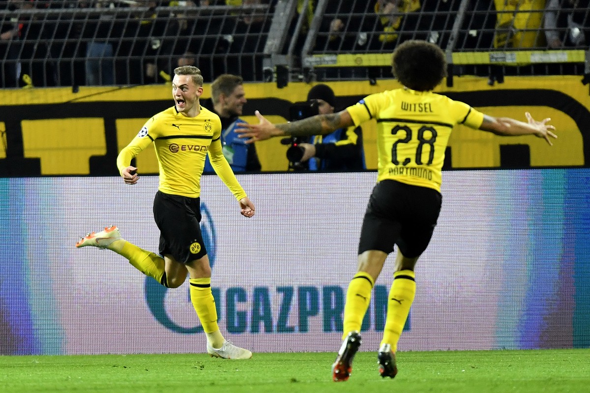 Dortmund&#039;s Jacob Bruun Larsen, left, celebrates his goal against AS Monaco during the Champions League group A soccer match between Borussia Dortmund and AS Monaco in Dortmund, Germany, Wednesday ...