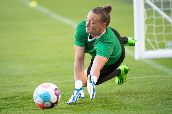 dpatopbilder - 07.07.2022, Gro�britannien, London: Fu�ball: Nationalmannschaft, Frauen, EM 2022, Abschlusstraining Deutschland, Brentford Community Stadium: Almuth Schult trainiert. Foto: Sebastian Go ...