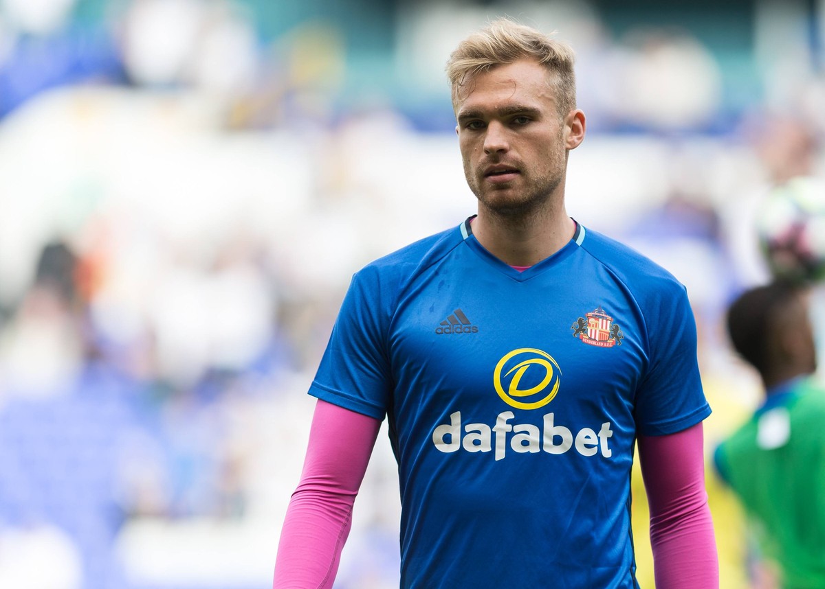 Jan Kirchhoff of Sunderland warms up before the Premier League match between Tottenham Hotspur and Sunderland at White Hart Lane, London, England on 18 September 2016. PUBLICATIONxNOTxINxUK Copyright: ...