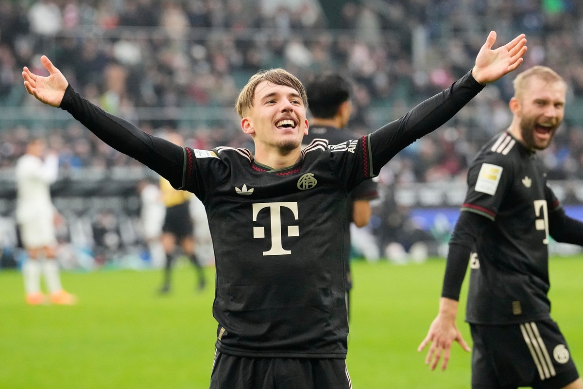 Bayern&#039;s Lennart Karl celebrates after scoring his side&#039;s third goal during the German Bundesliga soccer match between Borussia Moenchengladbach and Bayern Munich in Moenchengladbach, German ...
