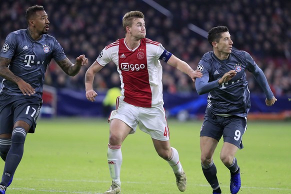 Matthijs de Ligt - hier: in der Champions League gegen Bayerns Boateng (l.) und Lewandowski (r.) - wurde im April 2018 zum jüngsten Ajax-Kapitän aller Zeiten. (Archivfoto)