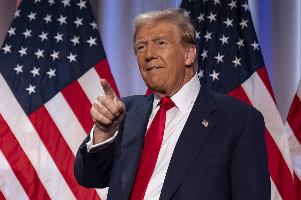ARCHIV - 13.11.2024, USA, Washington: Donald Trump, damals noch designierter Präsident, kommt zu einem Treffen mit dem Kongresskomitee der Republikaner. (zu dpa: «Trumps Zolloffensive beginnt - droht  ...