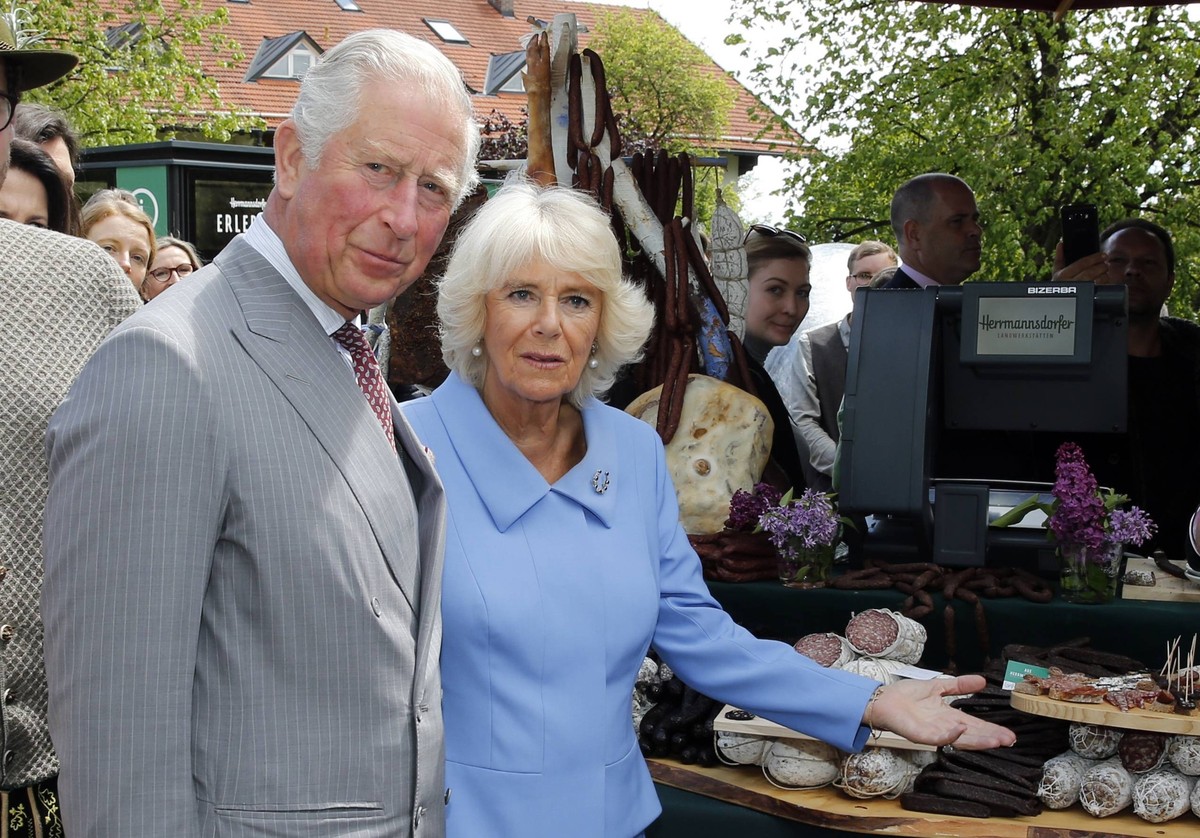 Besuch des Prinzen von Wales und der Herzogin von Cornwall in Glonn auf einem Bio-Bauernhof Prinz Charles und seine Frau Camilla, M�nchen Bayern Deutschland Max-Josef-Platz *** Visit of the Prince of ...