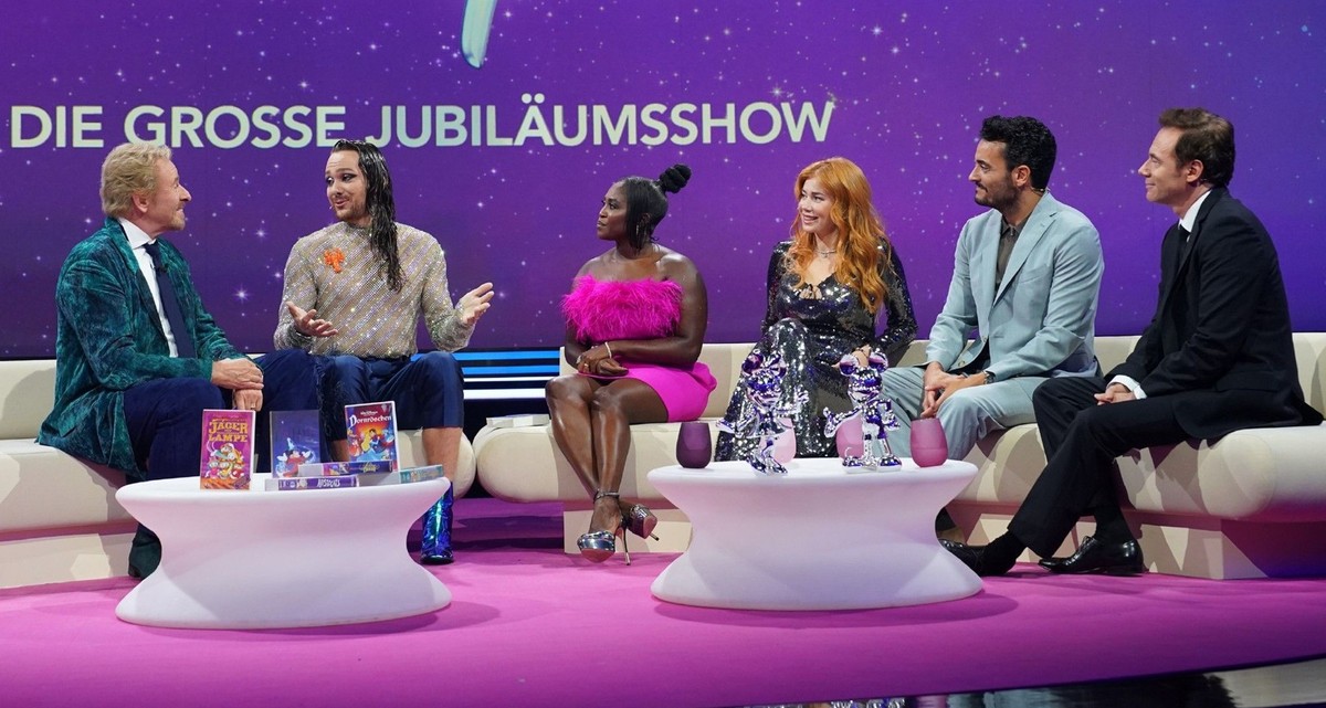 Thomas Gottschalk (l.) begrüßt auf dem Show-Sofa Riccardo Simonetti, Motsi Mabuse, Palina Rojinski, Giovanni Zarrella und Michael "Bully" Herbig (v.l.).
+++ Die Verwendung des sendungsbe ...